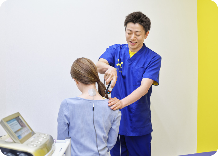 ほねごりグループの背部痛治療について_こり固まった筋肉に対して「手技療法」や「はりきゅう治療」で筋肉を緩めていきます。さらに「ハイボルト療法」「低周波鍼通電療法」など、電気の力で痛みを取り除きます。また、筋肉の硬さが姿勢の歪みが原因であれば、「猫背矯正」やインナーマッスルを鍛える「楽トレ」で不良姿勢の改善を行い、根本的に痛みの出ない体づくりを行います。